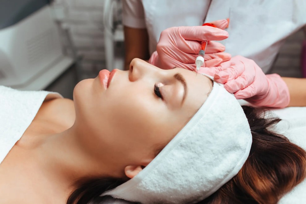 Woman receiving injectable to remove wrinkles in Dallas, TX